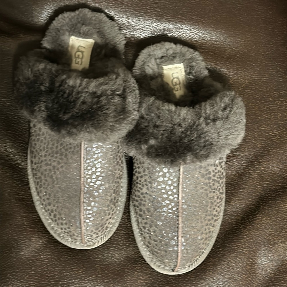 UGG fuzzy slippers, warm winter house shoes - size 6 women’s